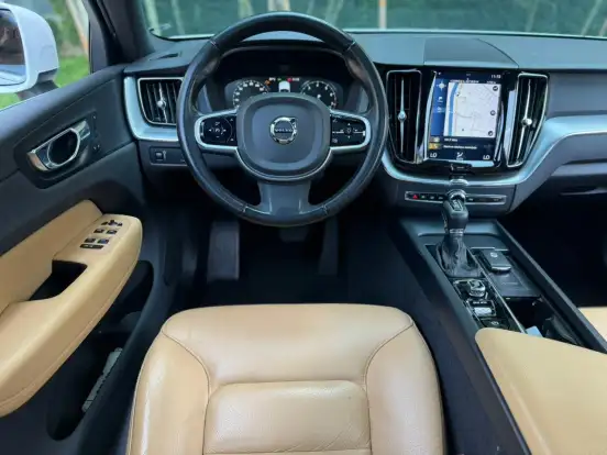 VOLVO-XC60-2.0 T5 GASOLINA MOMENTUM AWD GEARTRONIC VOLVO-XC60-2019