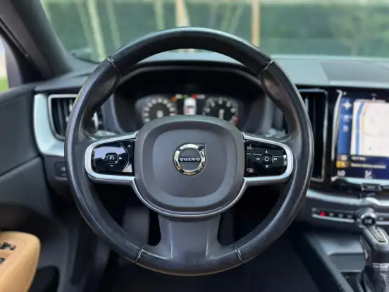 VOLVO-XC60-2.0 T5 GASOLINA MOMENTUM AWD GEARTRONIC VOLVO-XC60-2019