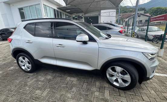 VOLVO-XC40-2018