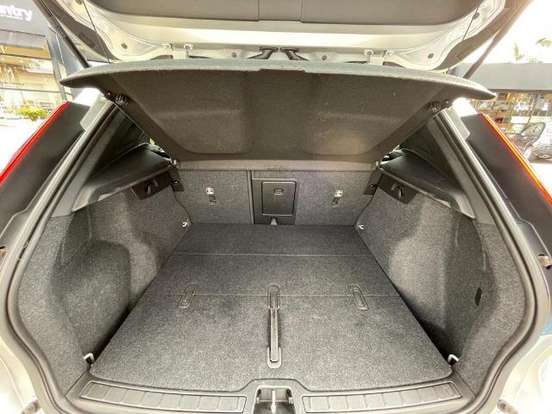 VOLVO-XC40-2018