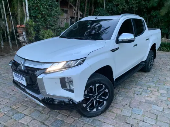 MITSUBISHI L200 TRITON 2.4 16V TURBO DIESEL SPORT HPE-S CD 4P 4X4 AUTOMÁTICO