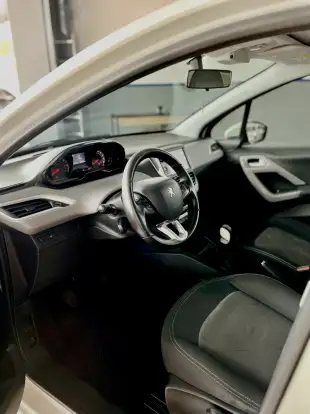 PEUGEOT-208-2017