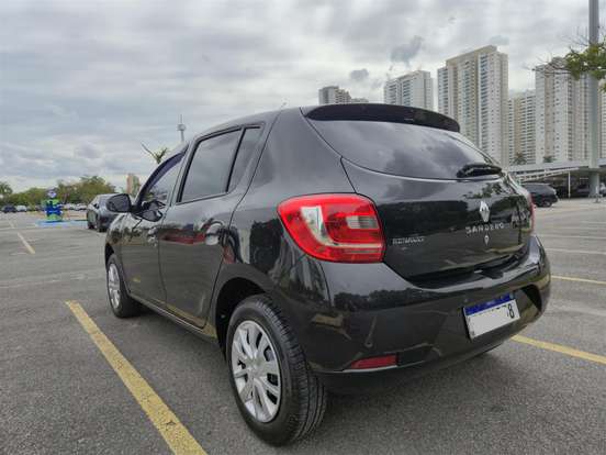RENAULT-SANDERO-2018