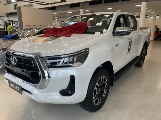 TOYOTA HILUX 2.8 D-4D TURBO DIESEL CD SRX 4X4 AUTOMÁTICO TOYOTA HILUX 2.8 D-4D TURBO DIESEL CD SRX 4X4 AUTOMÁTICO