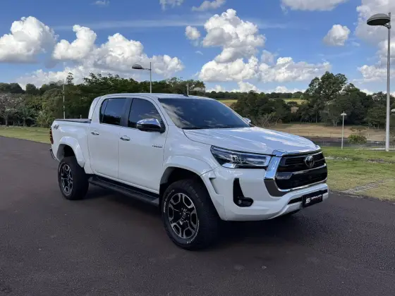 TOYOTA HILUX 2.8 D-4D TURBO DIESEL CD SRX PLUS 4X4 AUTOMÁTICO TOYOTA HILUX 2.8 D-4D TURBO DIESEL CD SRX PLUS 4X4 AUTOMÁTICO