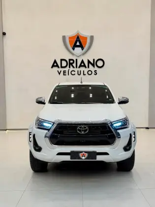 TOYOTA HILUX 2.8 D-4D TURBO DIESEL CD SRX PLUS 4X4 AUTOMÁTICO TOYOTA HILUX 2.8 D-4D TURBO DIESEL CD SRX PLUS 4X4 AUTOMÁTICO
