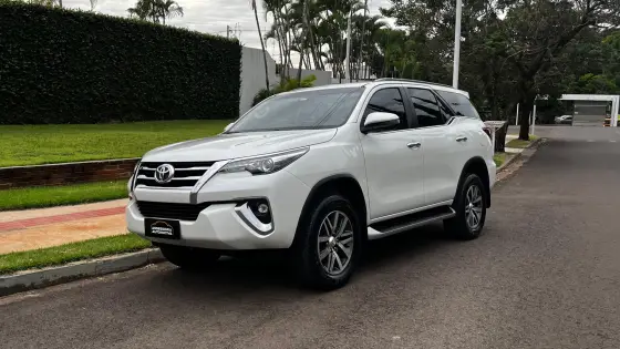 TOYOTA HILUX SW4 2.8 SRX 4X4 7 LUGARES 16V TURBO INTERCOOLER DIESEL 4P AUTOMÁTICO