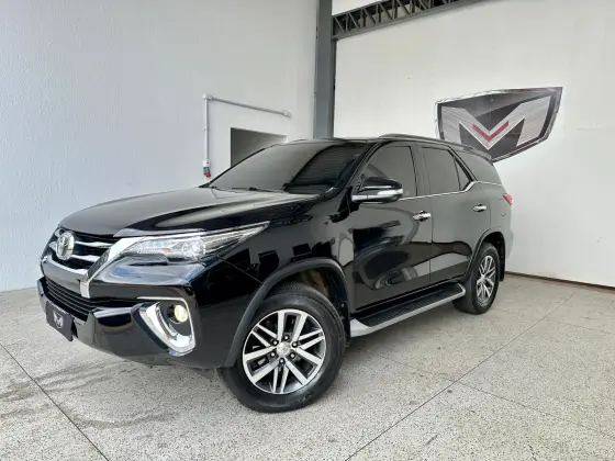 TOYOTA HILUX SW4 2.8 SRX 4X4 7 LUGARES 16V TURBO INTERCOOLER DIESEL 4P AUTOMÁTICO