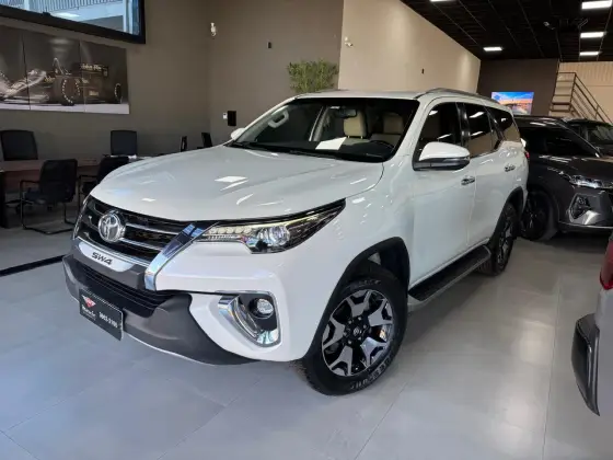 TOYOTA HILUX SW4 2.8 SRX DIAMOND 4X4 7 LUGARES 16V TURBO INTERCOOLER DIESEL 4P AUTOMÁTICO