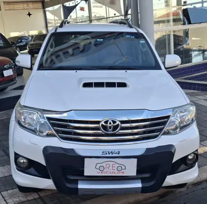 TOYOTA HILUX SW4 3.0 SRV 4X4 7 LUGARES 16V TURBO INTERCOOLER DIESEL 4P AUTOMÁTICO
