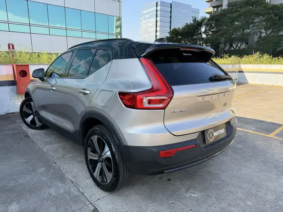 VOLVO-XC40-2022
