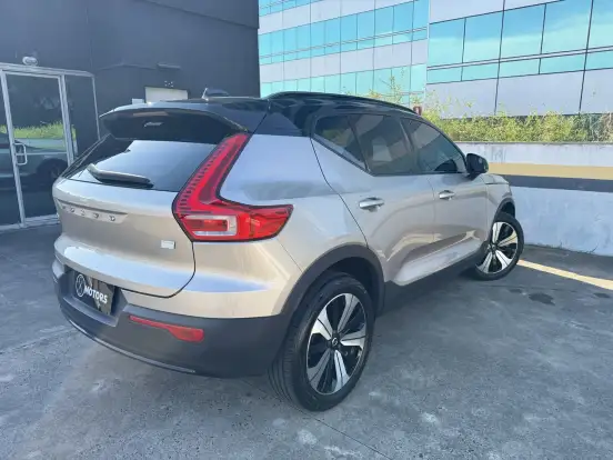VOLVO-XC40-2022