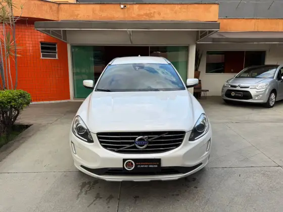 VOLVO XC60 2.4 D5 KINETIC DIESEL AWD 4P AUTOMÁTICO