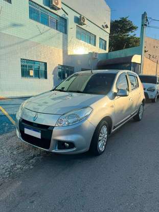 RENAULT-SANDERO-2012