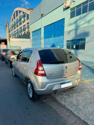 RENAULT-SANDERO-2012