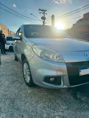 RENAULT-SANDERO-2012