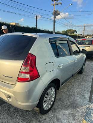 RENAULT-SANDERO-2012