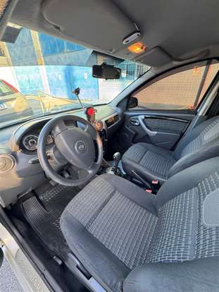 RENAULT-SANDERO-2012