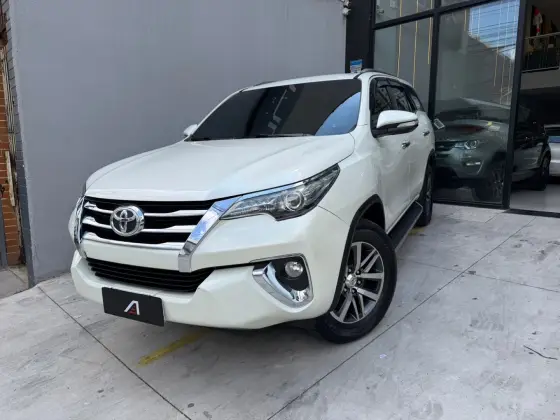 TOYOTA HILUX SW4 2.8 SRX 4X4 7 LUGARES 16V TURBO INTERCOOLER DIESEL 4P AUTOMÁTICO