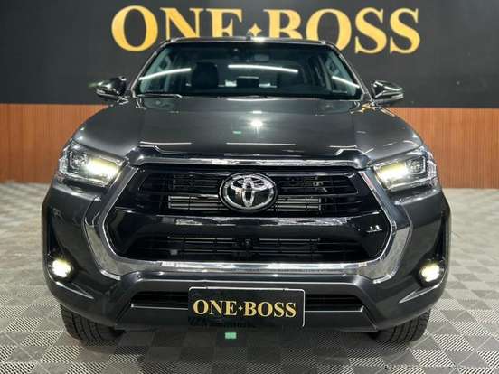 TOYOTA-HILUX-2.8 D-4D TURBO DIESEL CD SRX 4X4 AUTOMÁTICO TOYOTA-HILUX-2025