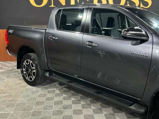 TOYOTA-HILUX-2.8 D-4D TURBO DIESEL CD SRX 4X4 AUTOMÁTICO TOYOTA-HILUX-2025