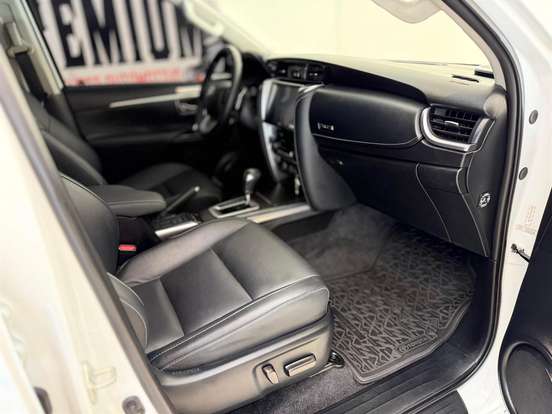 TOYOTA-HILUX SW4-2.8 D-4D TURBO DIESEL SRX PLATINUM 7L 4X4 AUTOMÁTICO TOYOTA-HILUX SW4-2024
