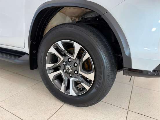 TOYOTA-HILUX SW4-2.8 D-4D TURBO DIESEL SRX PLATINUM 7L 4X4 AUTOMÁTICO TOYOTA-HILUX SW4-2024