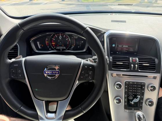 VOLVO XC60 2.0 T5 MOMENTUM GASOLINA 4P AUTOMÁTICO