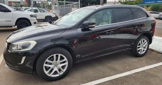 VOLVO-XC60-2017