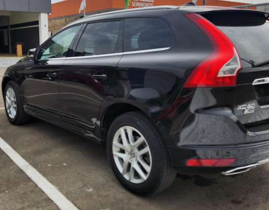 VOLVO-XC60-2017