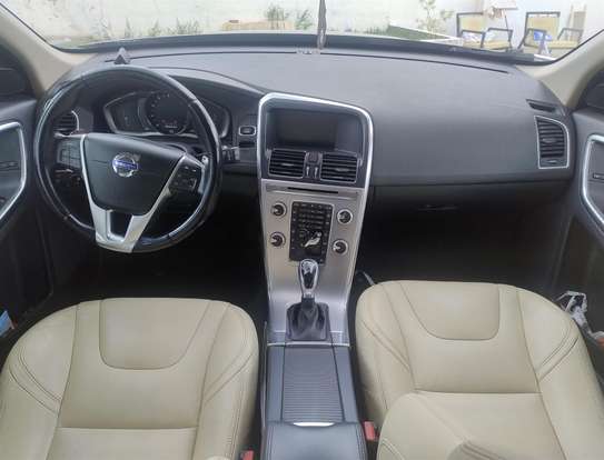 VOLVO-XC60-2017