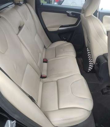VOLVO-XC60-2017