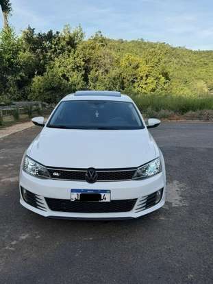 VOLKSWAGEN-JETTA-2013