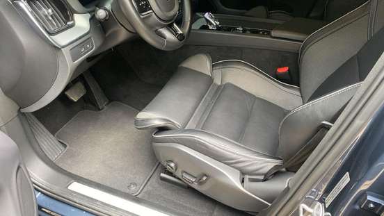VOLVO-XC60-2023
