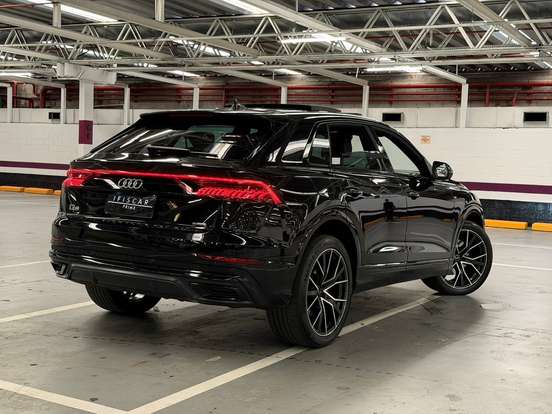 AUDI-Q8-2023