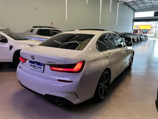 BMW-320i-2022