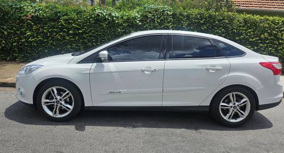 FORD FOCUS 2.0 SE PLUS 16V FLEX 4P POWERSHIFT