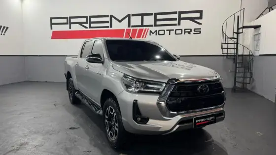 TOYOTA HILUX 2.8 D-4D TURBO DIESEL CD SRX 4X4 AUTOMÁTICO