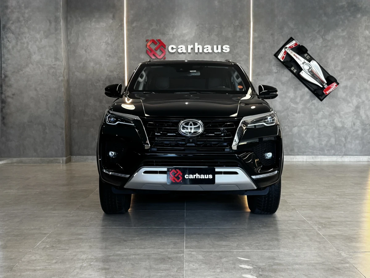 Toyota Hilux SW4 — foto 2