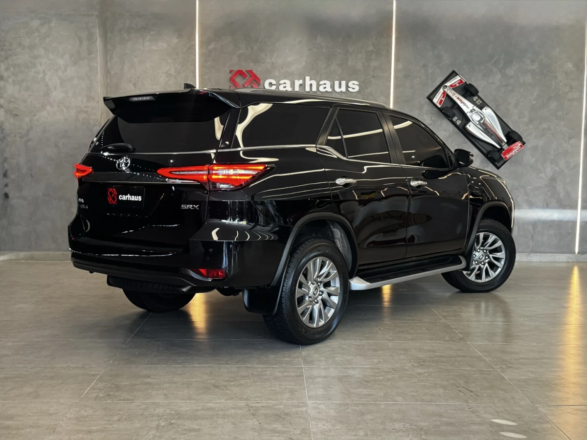 Toyota Hilux SW4 — foto 4