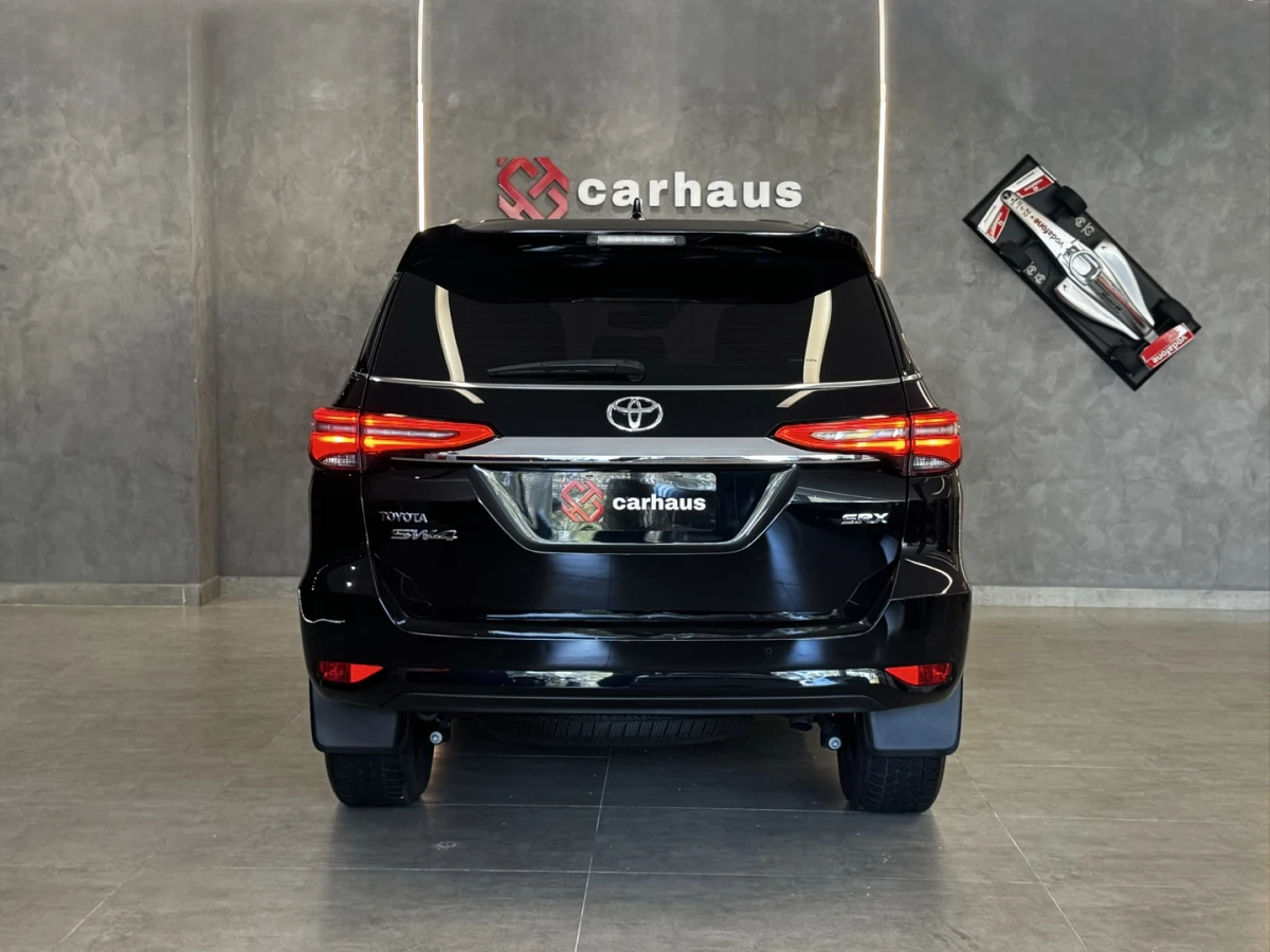 Toyota Hilux SW4 — foto 5