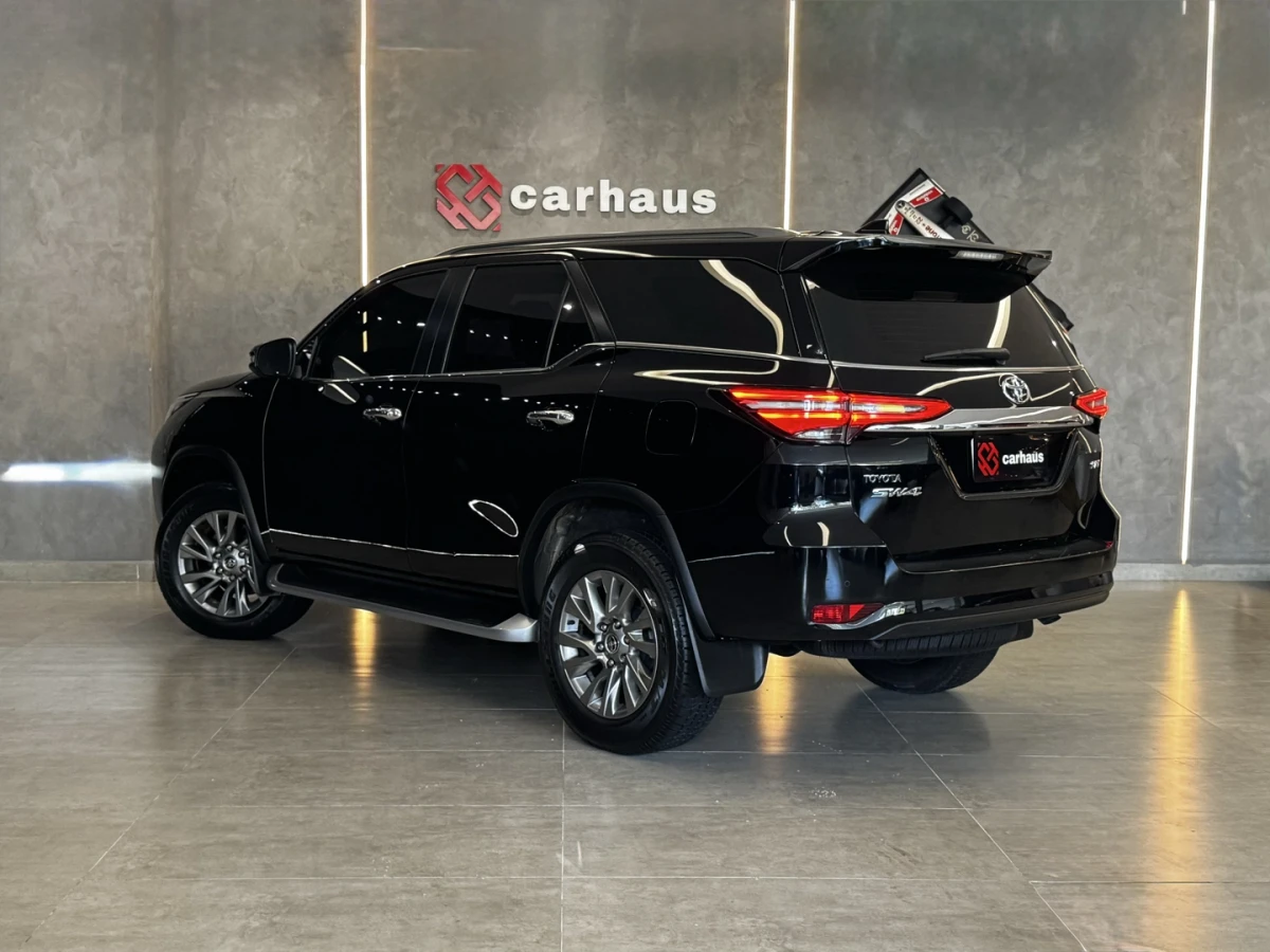 Toyota Hilux SW4 — foto 6