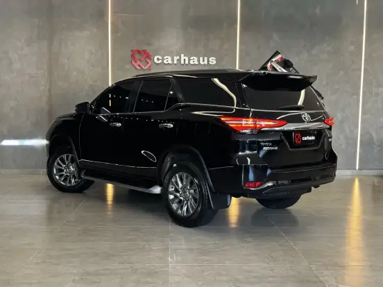 TOYOTA-HILUX SW4-2.8 D-4D TURBO DIESEL SRX PLATINUM 4X4 AUTOMÁTICO TOYOTA-HILUX SW4-2023