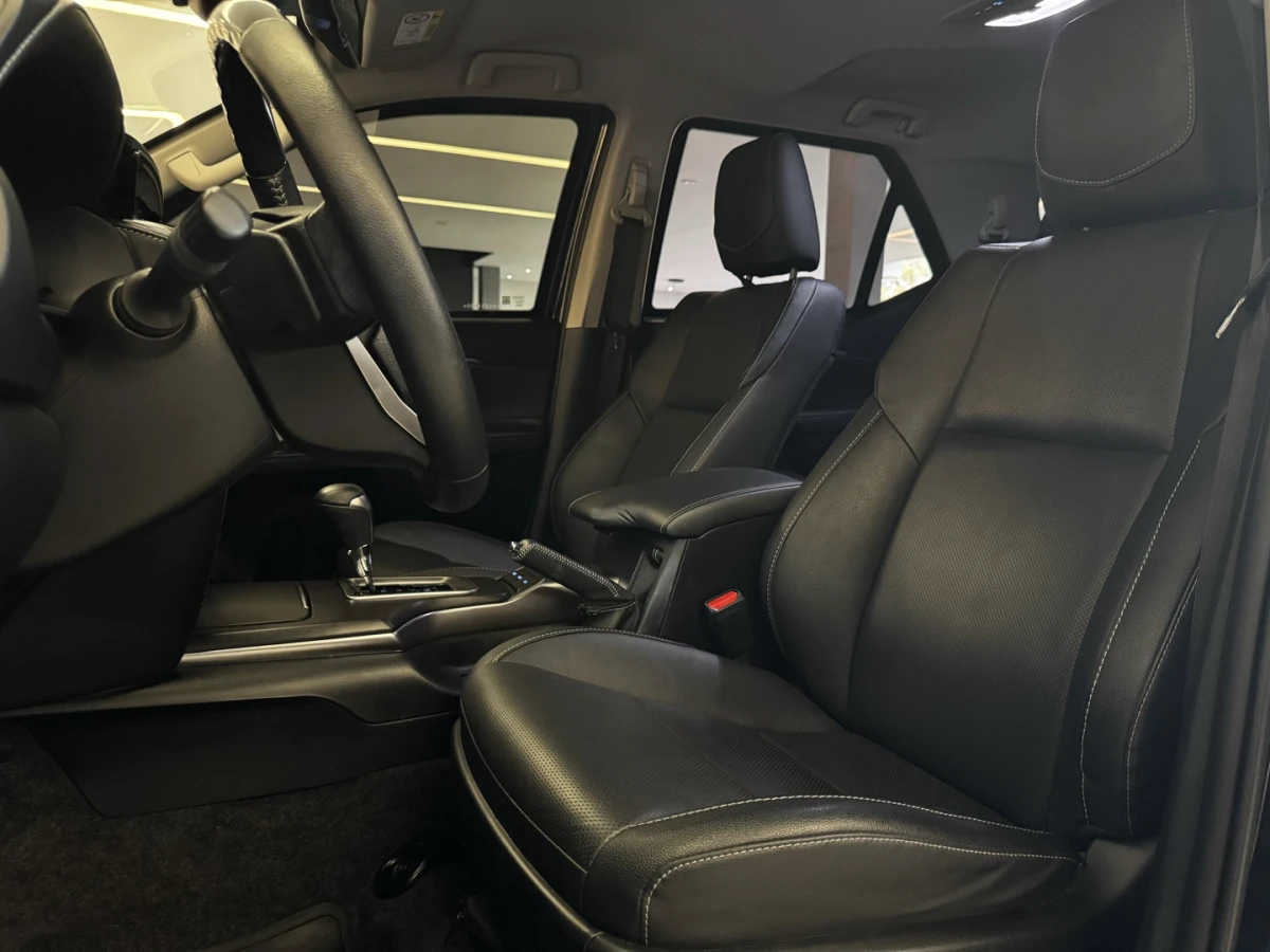 Toyota Hilux SW4 — foto 8