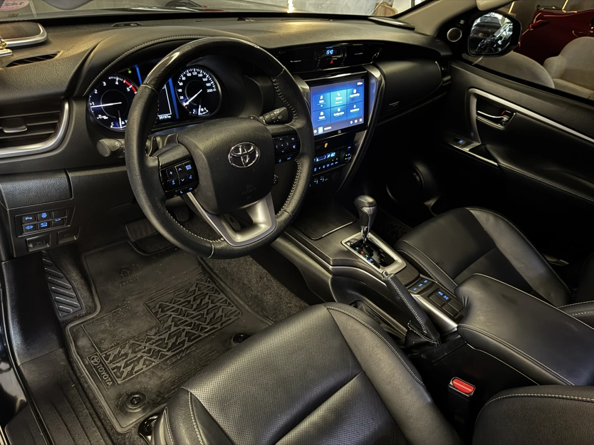 Toyota Hilux SW4 — foto 9