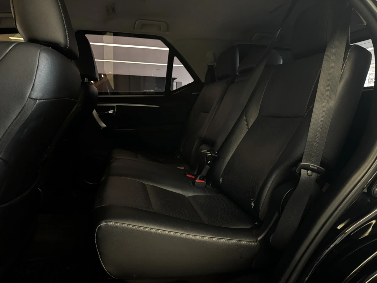 Toyota Hilux SW4 — foto 10