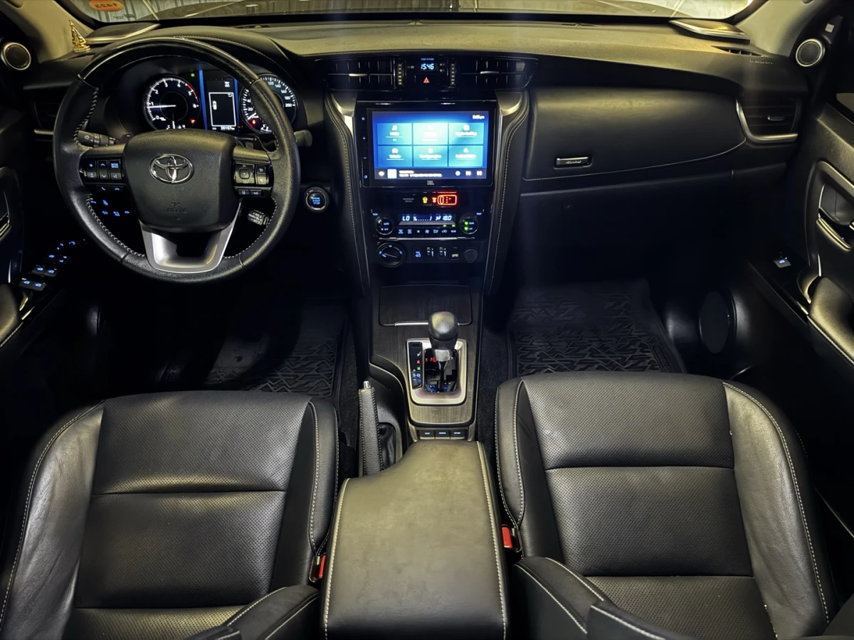 Toyota Hilux SW4 — foto 11