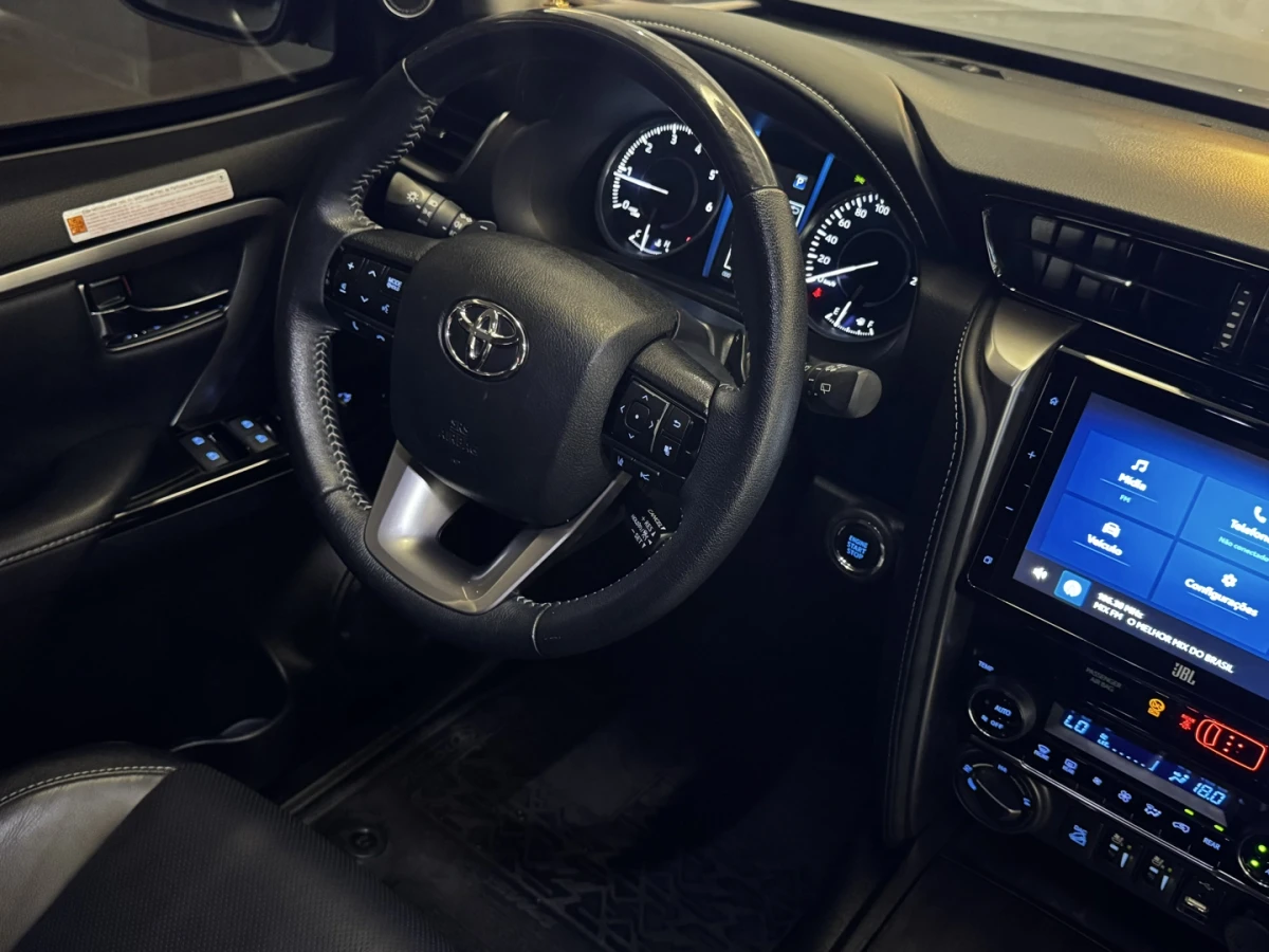 Toyota Hilux SW4 — foto 15
