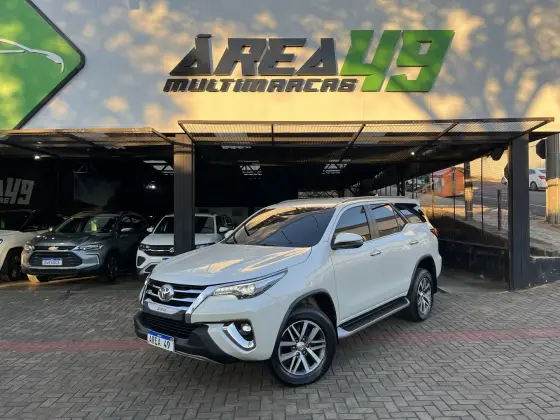 TOYOTA HILUX SW4 2.8 SRX 4X4 7 LUGARES 16V TURBO INTERCOOLER DIESEL 4P AUTOMÁTICO