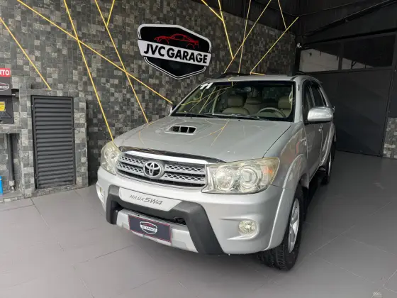 TOYOTA HILUX SW4 3.0 SRV 4X4 7 LUGARES 16V TURBO INTERCOOLER DIESEL 4P AUTOMÁTICO